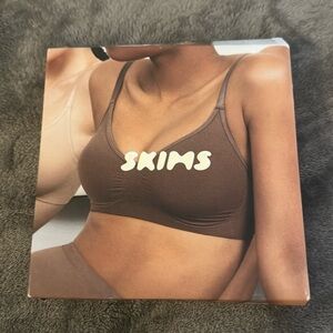Skims seamless solution wear sculpting bra size L/XL Buff color